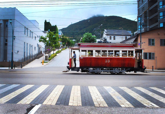 路面電車と函館山.jpg
